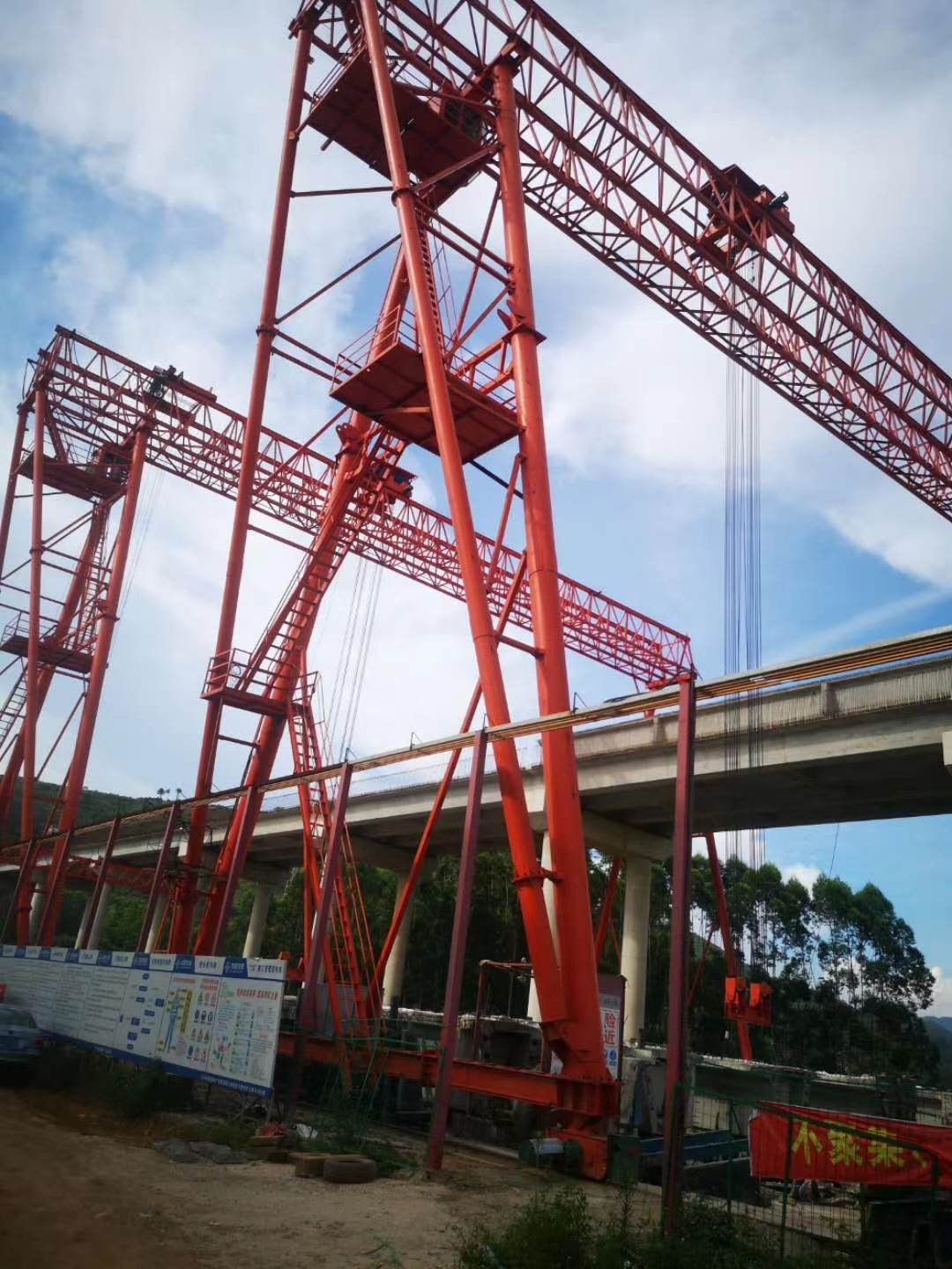 成都行吊起重機(jī)/四川龍門(mén)吊/提梁機(jī)出租/架橋機(jī)出租