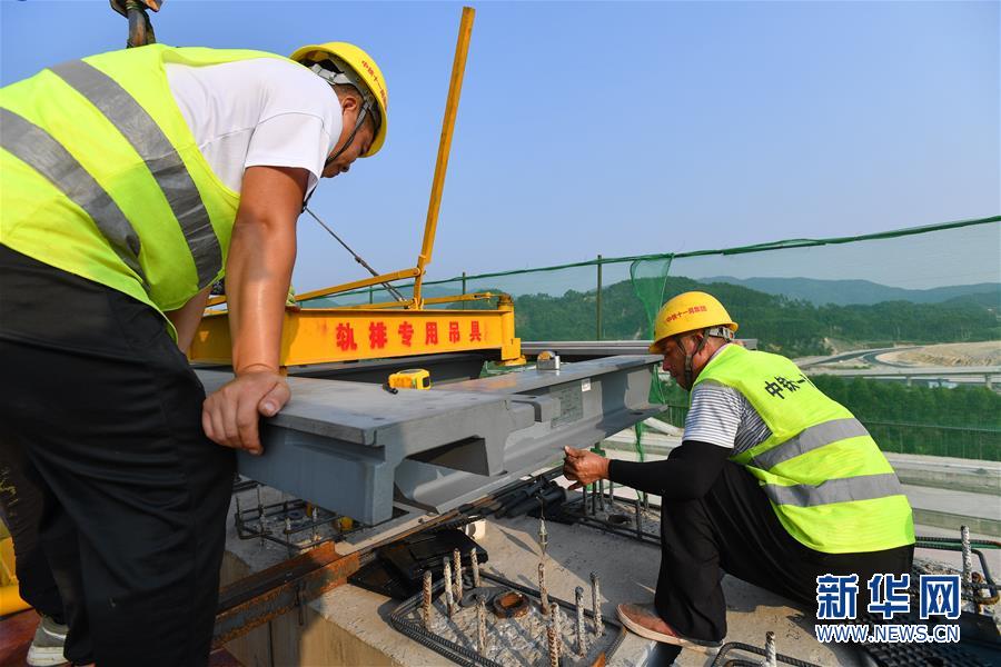 (經(jīng)濟(jì))(4)廣東清遠(yuǎn)磁浮旅游專線開始鋪軌