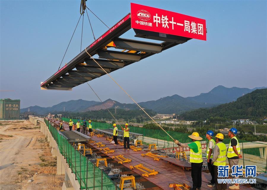 (經(jīng)濟(jì))(1)廣東清遠(yuǎn)磁浮旅游專線開始鋪軌