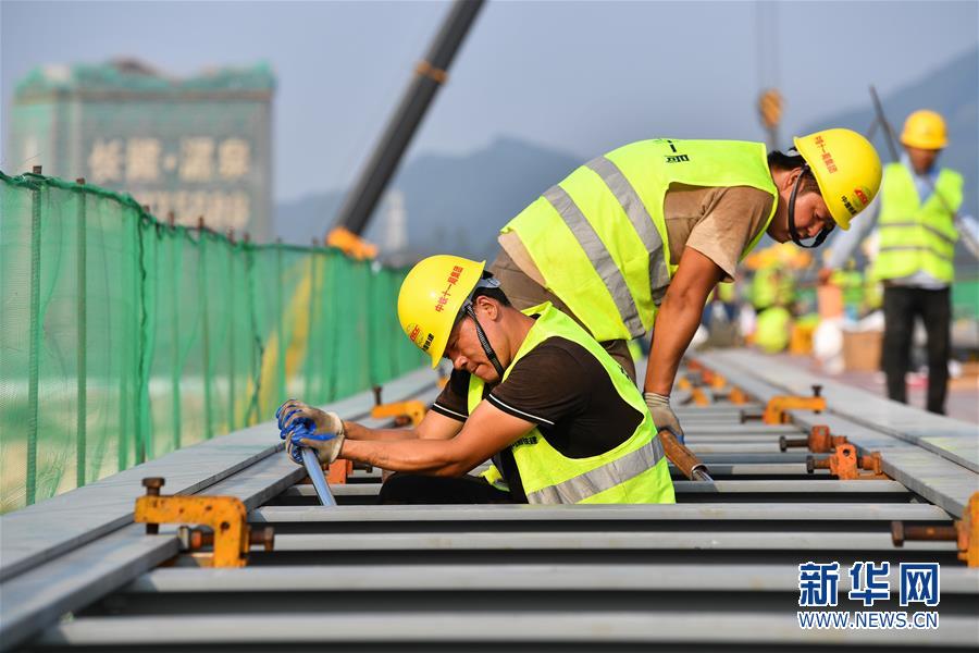 (經(jīng)濟(jì))(3)廣東清遠(yuǎn)磁浮旅游專線開始鋪軌