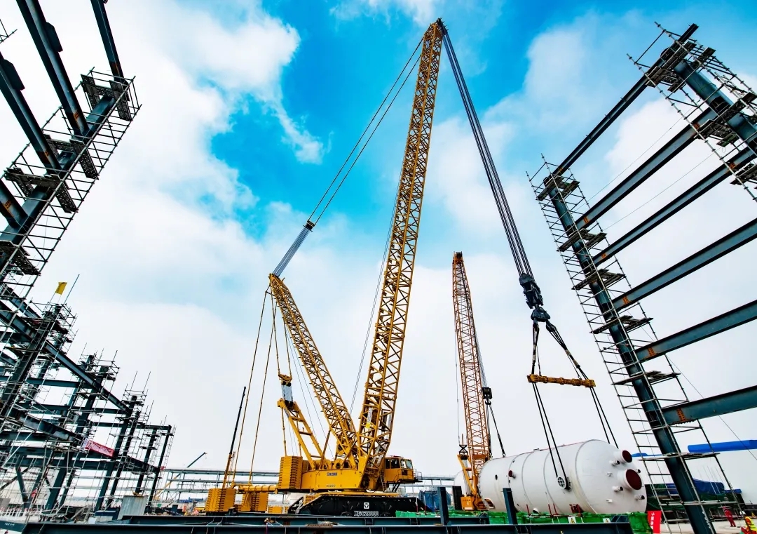 2020年5月徐工第四臺2000噸級履帶起重機(jī)XGC28000在連云港盛虹煉化一體化項(xiàng)目成功首吊